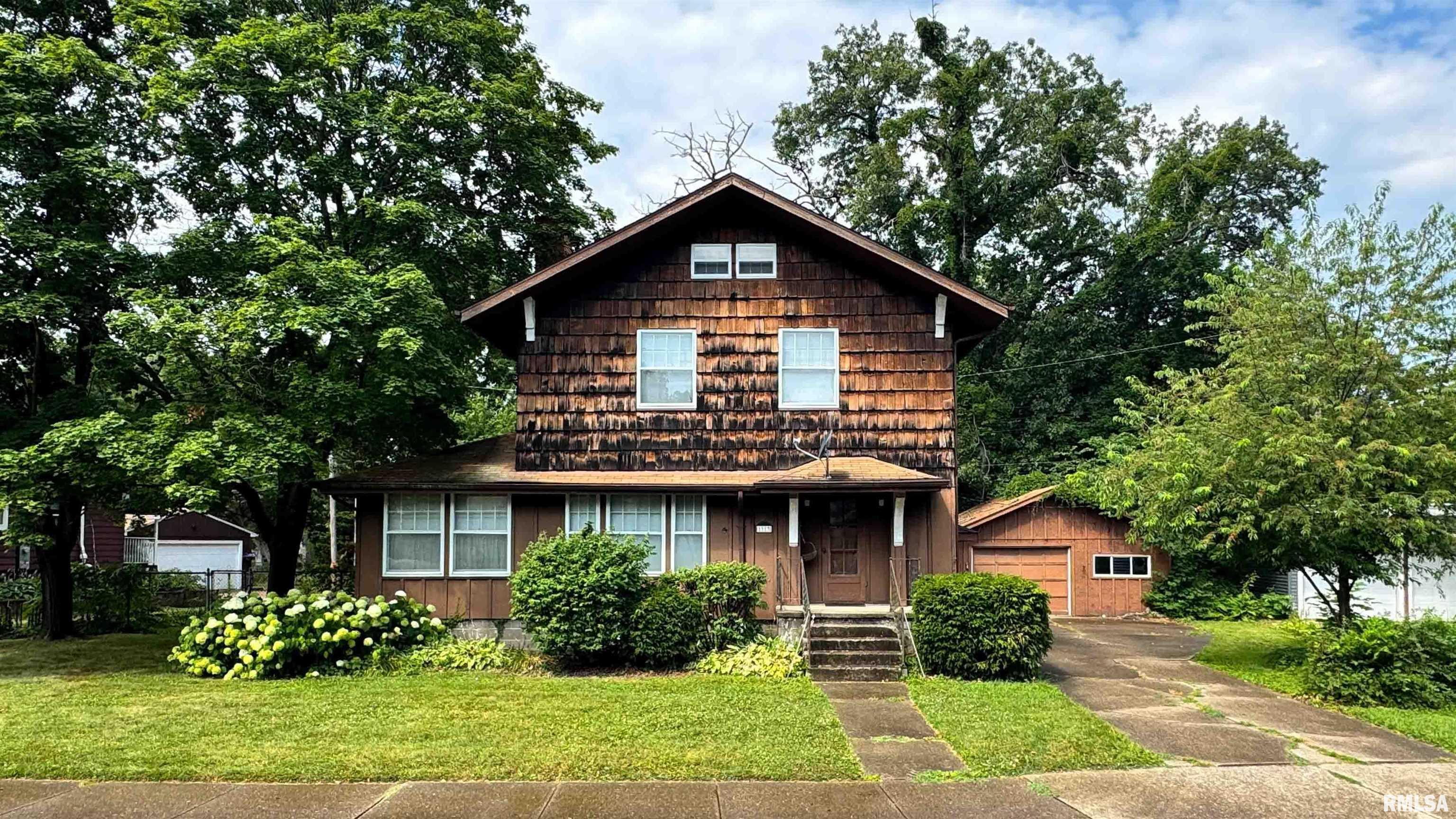 Pending Home Sale at 1113 N SUMMIT Boulevard  in Peoria Illinois!