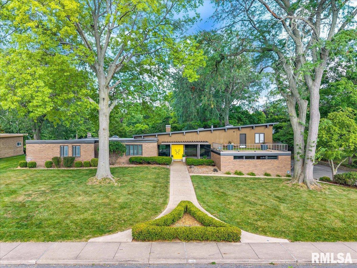 Luxury Home for sale at 3300 N BIGELOW Street  in Peoria Illinois!