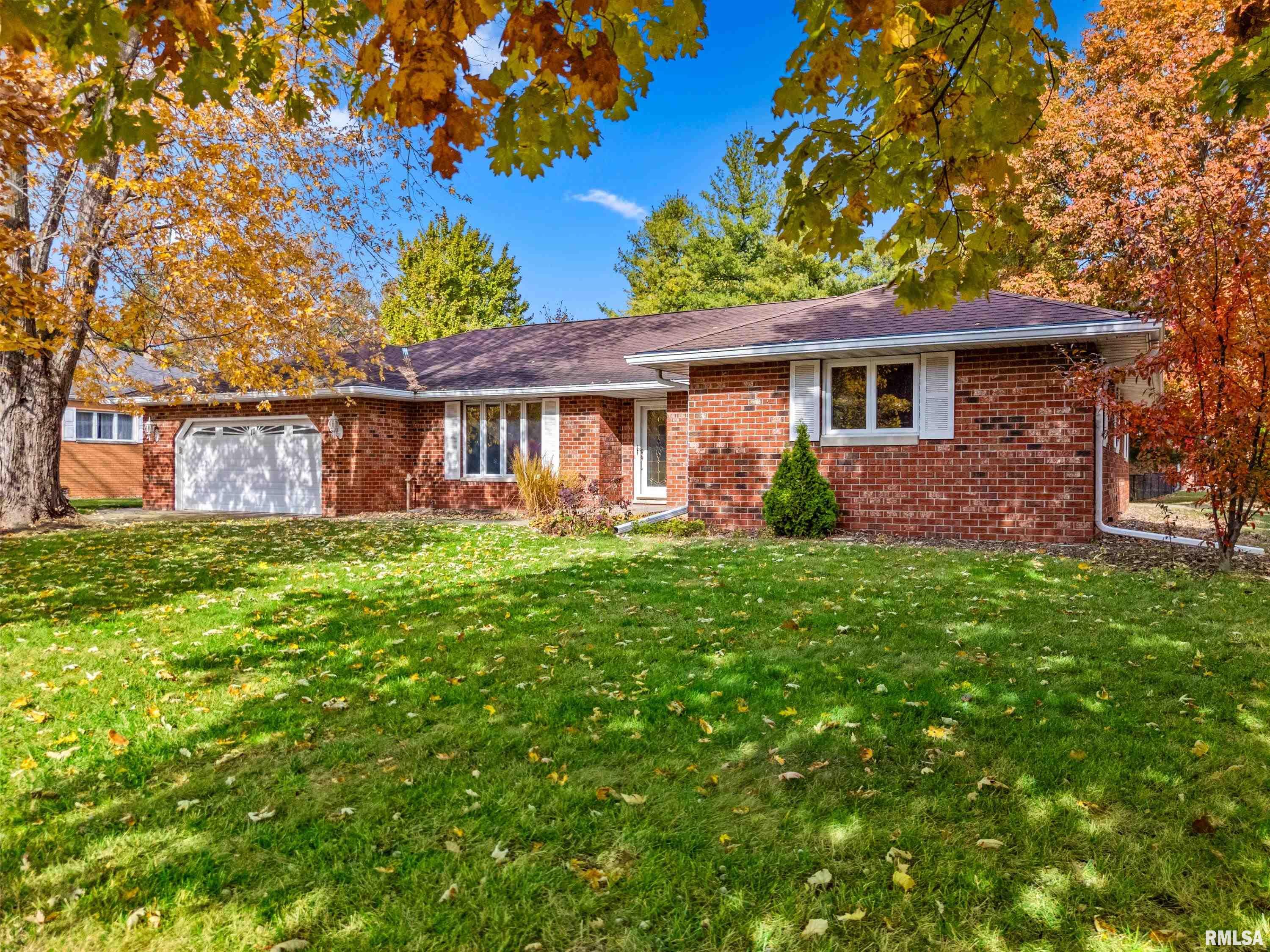 Home for sale at 11 HICKORY RIDGE Drive in Morton Illinois! Home for sale at 11 HICKORY RIDGE Drive in Morton Illinois!