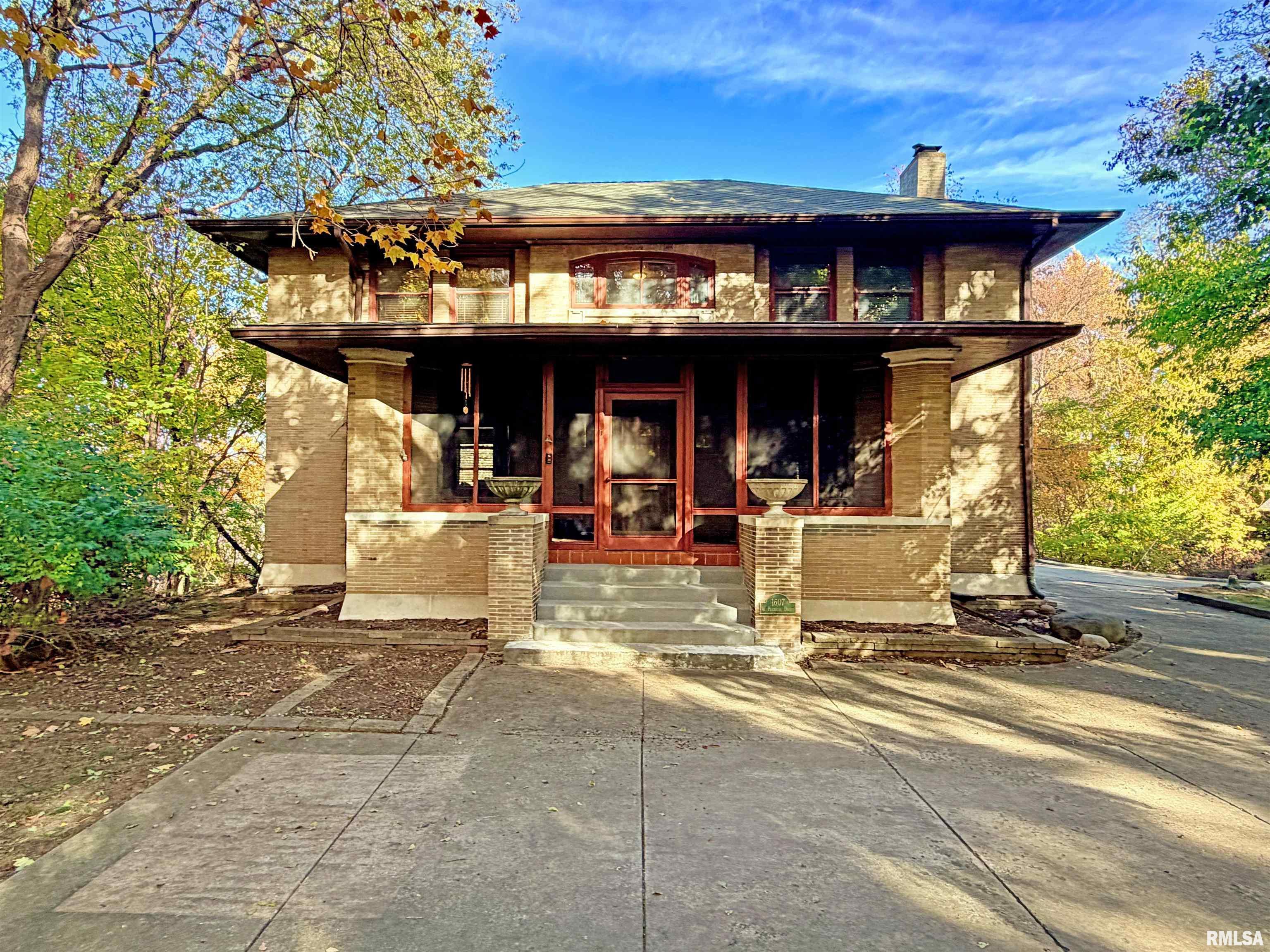 Home for sale at 1607 W PARKSIDE Drive in Peoria Illinois! Home for sale at 1607 W PARKSIDE Drive in Peoria Illinois!