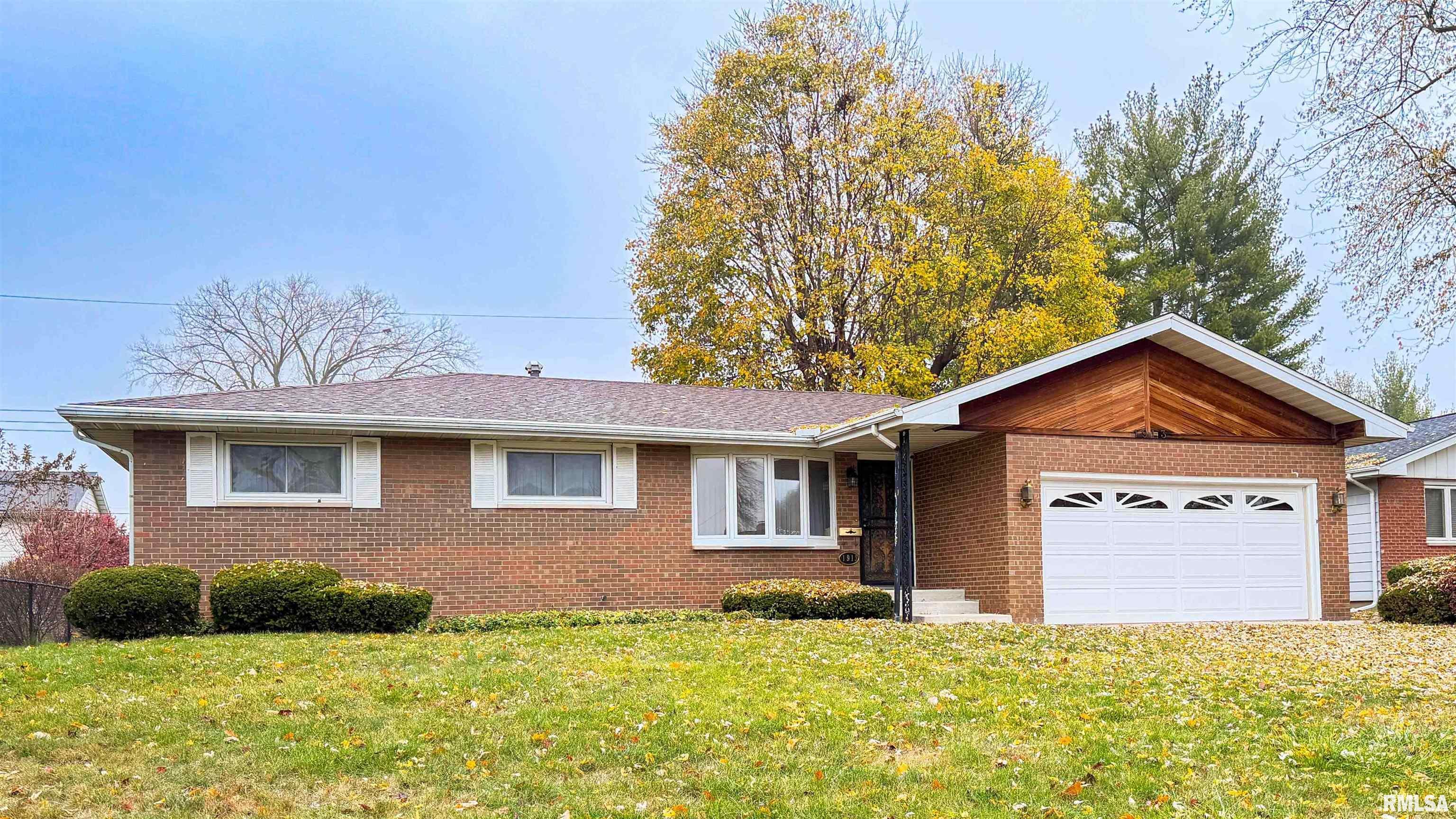 Home for sale at 1913 W CLAREWOOD Avenue in Peoria Illinois! Home for sale at 1913 W CLAREWOOD Avenue in Peoria Illinois!