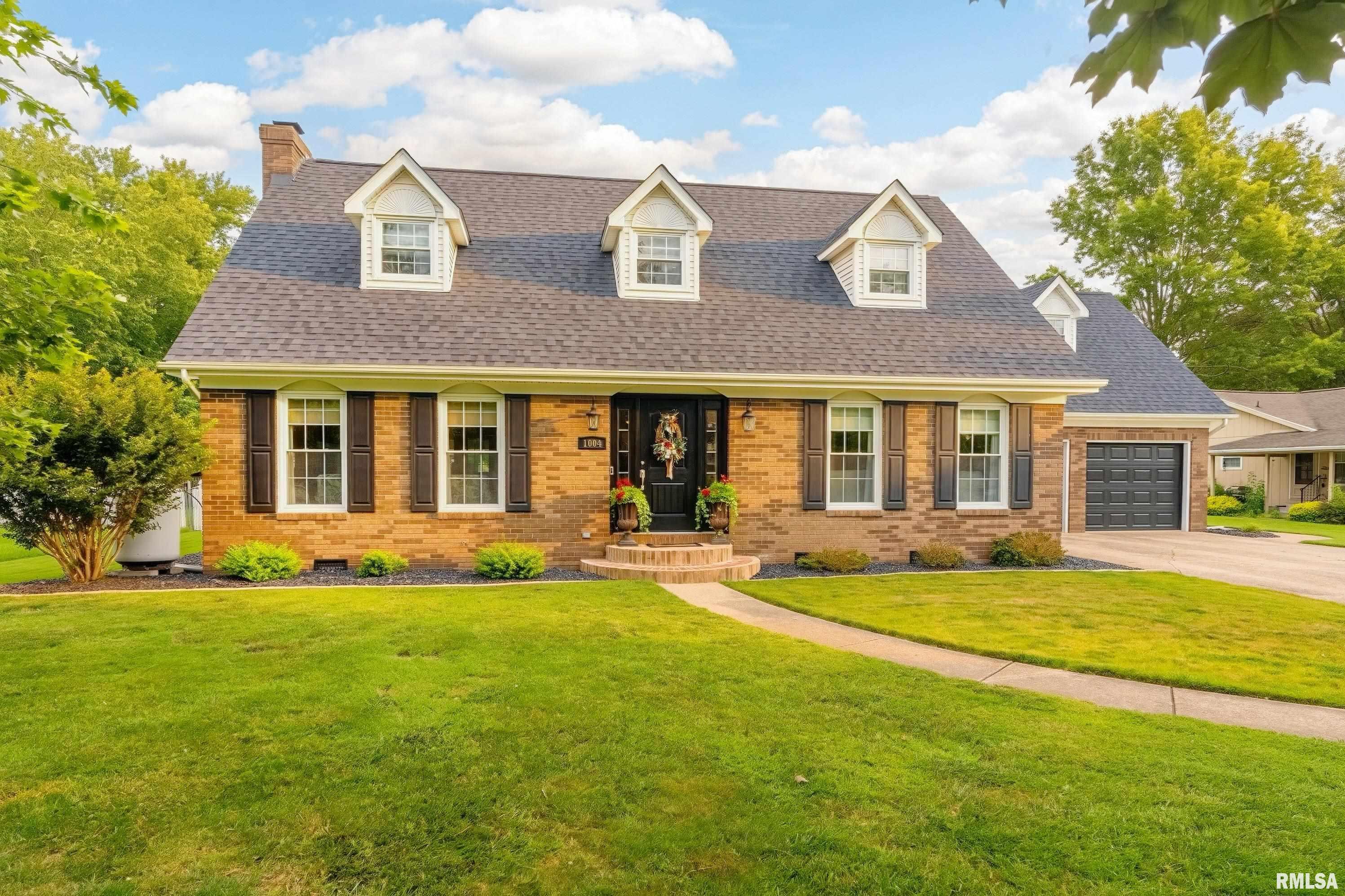 Home for sale at 1004 E GREGORY Avenue  in Marion Illinois!