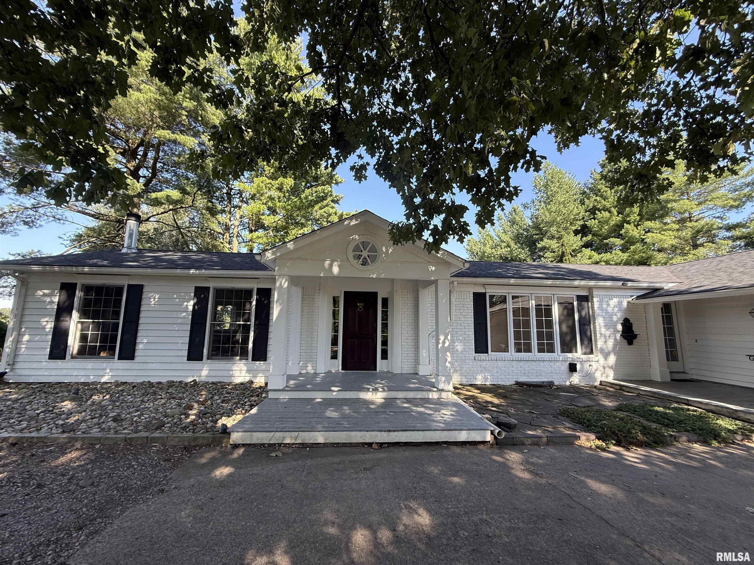 Home for sale at 2398 COUNTRY CLUB Road in Carbondale Illinois! Home for sale at 2398 COUNTRY CLUB Road in Carbondale Illinois!