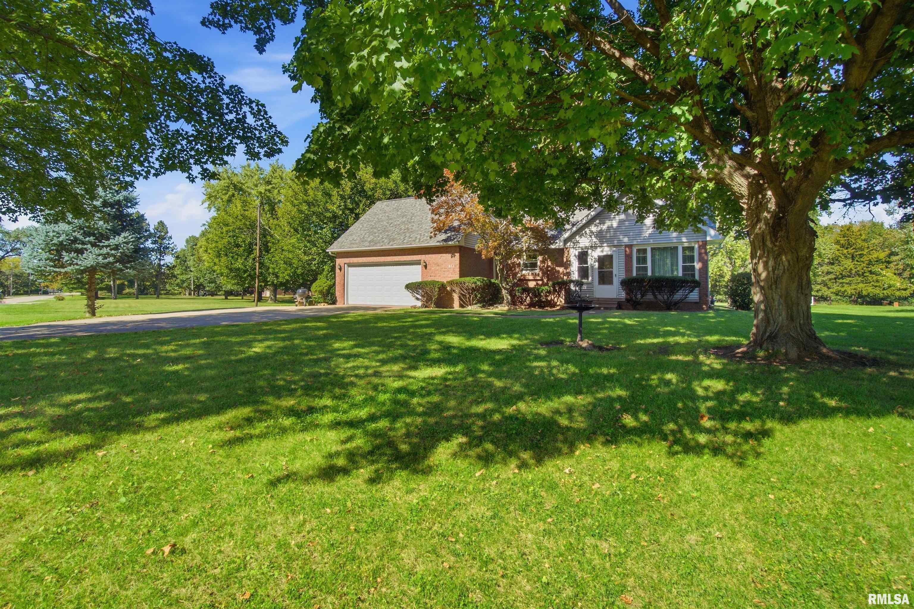 Home for sale at 611 WOODLAND KNOLLS Road in Metamora Illinois! Home for sale at 611 WOODLAND KNOLLS Road in Metamora Illinois!